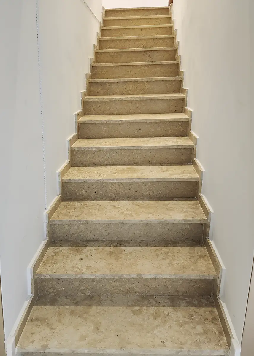 Σκάλα με μάρμαρο California Σκάλα με μάρμαρο California