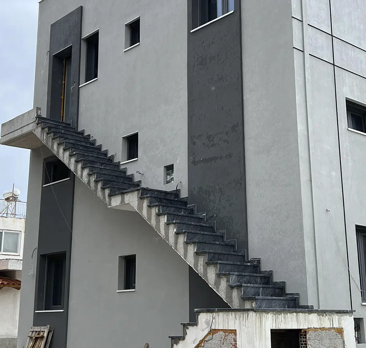 Σκάλα Κτηρίου με μάρμαρο Αλιβερίου Σκάλα Κτηρίου με μάρμαρο Αλιβερίου